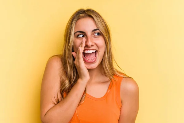 Ung Kaukasiska Blond Kvinna Isolerad Gul Bakgrund Skrika Glada Framsidan — Stockfoto