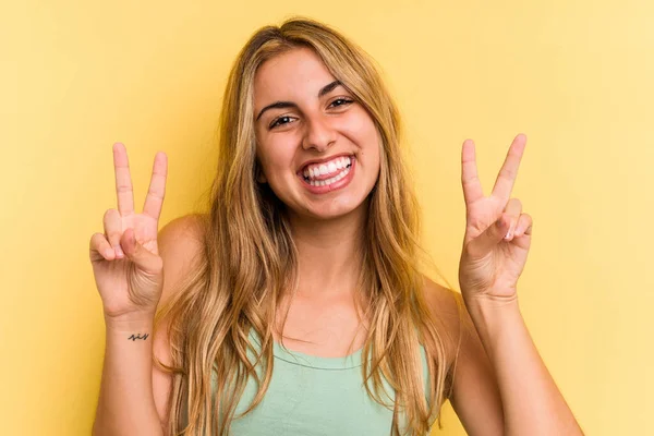 Mladý Kavkazský Blondýny Žena Izolované Žlutém Pozadí Ukazující Vítězství Znamení — Stock fotografie