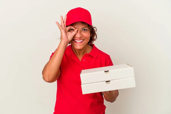 Beyaz Arka Planda Pizza Yiyen Orta Yaşlı Teslimatçı Kadın Heyecanlı — Stok fotoğraf
