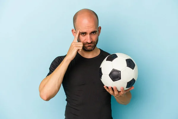 Jovem Homem Careca Negócios Jogando Futebol Isolado Fundo Azul Apontando — Fotografia de Stock