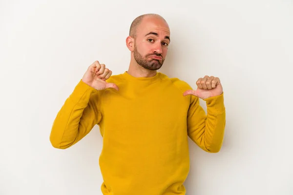 Jovem Careca Isolado Fundo Branco Sente Orgulhoso Auto Confiante Exemplo — Fotografia de Stock