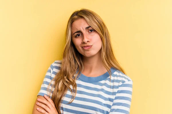 Mladá Běloška Blondýna Izolovaná Žlutém Pozadí Podezřívavá Nejistá Zkoumá Vás — Stock fotografie