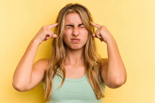 Ung Kaukasiska Blond Kvinna Isolerad Gul Bakgrund Fokuserad Uppgift Hålla — Stockfoto