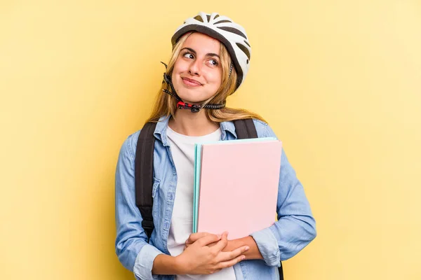 若いです白人学生女性を身に着けています自転車ヘルメット黄色の背景夢の目標と目的を達成する — ストック写真