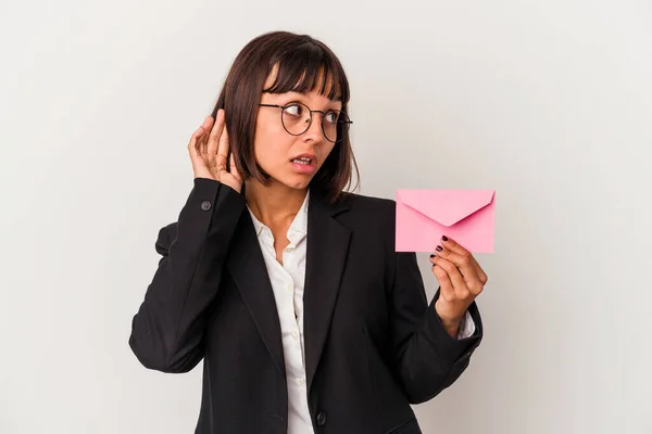 Joven Mujer Negocios Raza Mixta Sosteniendo Una Carta Aislada Sobre —  Fotos de Stock