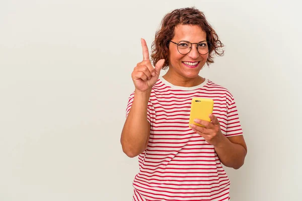 Medelålders Latinamerikansk Kvinna Isolerad Vit Bakgrund Visar Nummer Ett Med — Stockfoto