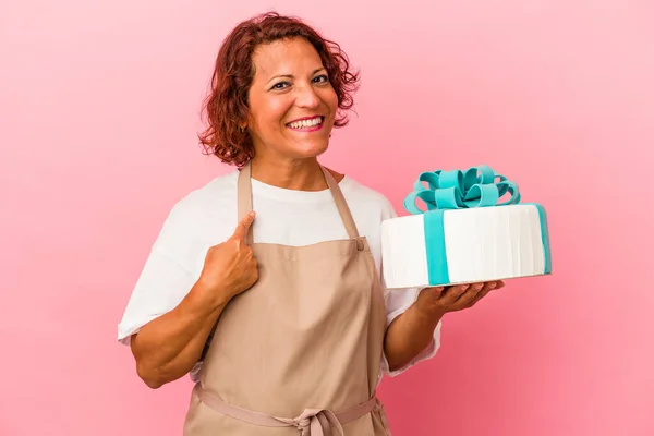 Mulher Latina Pastelaria Meia Idade Segurando Bolo Isolado Fundo Rosa — Fotografia de Stock