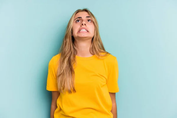 Mladý Kavkazský Blondýny Žena Izolovaný Modrém Pozadí Křičí Velmi Naštvaný — Stock fotografie