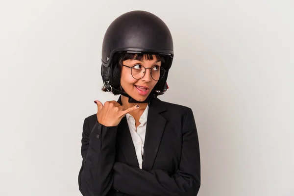 若いです混合レースビジネス女性を身に着けていますバイクヘルメット指で携帯電話コールジェスチャーを示す隔離された — ストック写真