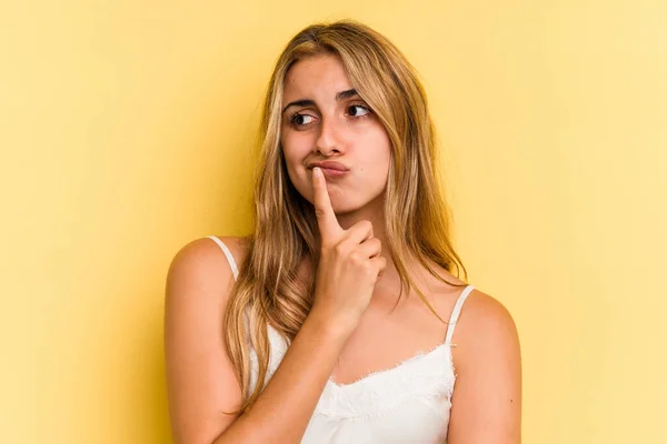 Young Caucasian Blonde Woman Isolated Yellow Background Looking Sideways Doubtful — Stock Photo, Image