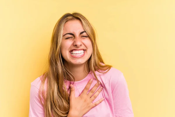Junge Kaukasische Blondine Auf Gelbem Hintergrund Lacht Laut Aus Und — Stockfoto