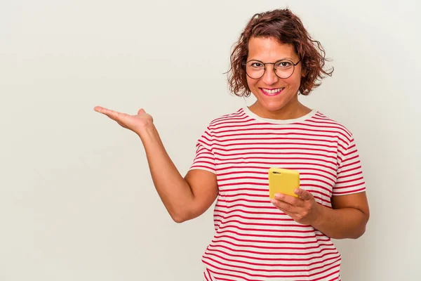 Lateinische Frau Mittleren Alters Isoliert Auf Weißem Hintergrund Mit Einem — Stockfoto