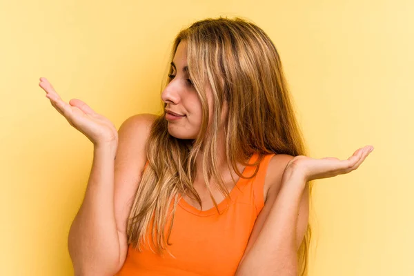 Joven Mujer Rubia Caucásica Aislada Sobre Fondo Amarillo Confundida Dudosa —  Fotos de Stock