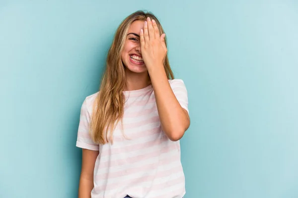 Junge Kaukasische Blondine Isoliert Auf Blauem Hintergrund Und Hat Spaß — Stockfoto