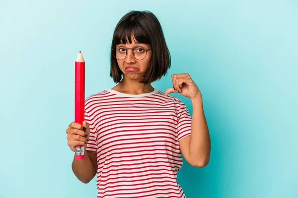 Joven Mujer Raza Mixta Sosteniendo Lápiz Grande Aislado Sobre Fondo —  Fotos de Stock