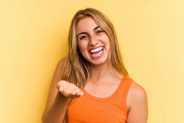 Joven Mujer Rubia Caucásica Aislada Sobre Fondo Amarillo Estirando Mano — Foto de Stock