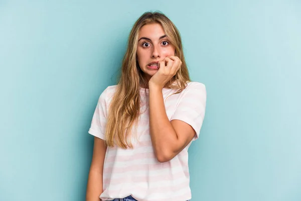 Jovem Mulher Loira Caucasiana Isolada Fundo Azul Mordendo Unhas Nervosa — Fotografia de Stock