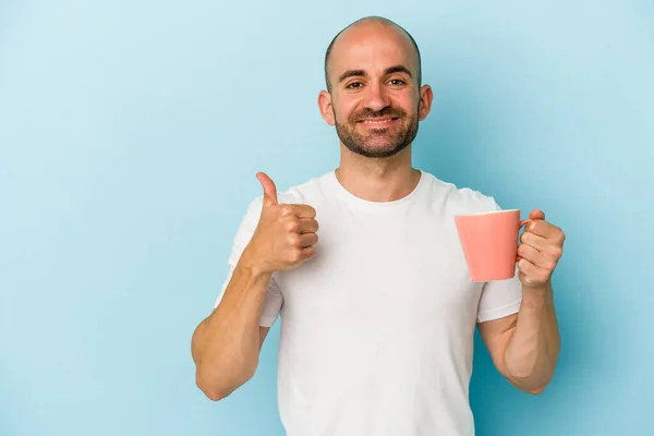 Junger Mann Mit Glatze Hält Einen Becher Auf Blauem Hintergrund — Stockfoto