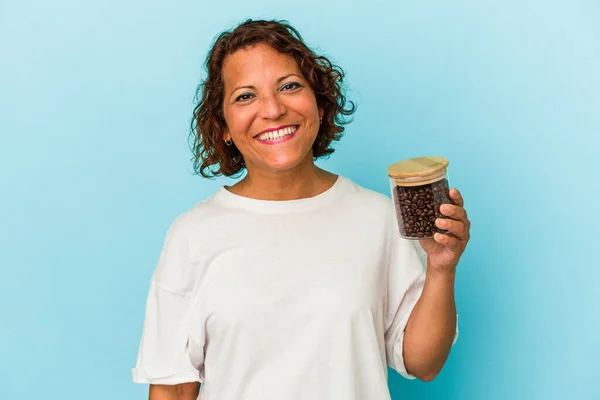 Mulher Latina Meia Idade Segurando Frasco Café Isolado Fundo Azul — Fotografia de Stock