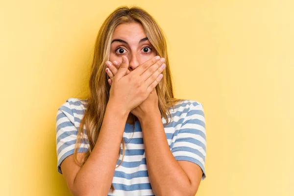 Joven Mujer Rubia Caucásica Aislada Sobre Fondo Amarillo Cubriendo Boca — Foto de Stock