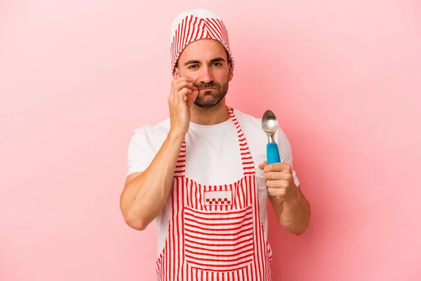 Jonge Ijsmaker Man Houden Lepel Geïsoleerd Roze Achtergrond Met Vingers — Stockfoto