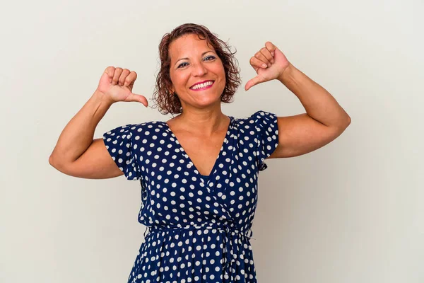 Mujer Latina Mediana Edad Aislada Sobre Fondo Blanco Siente Orgullosa — Foto de Stock