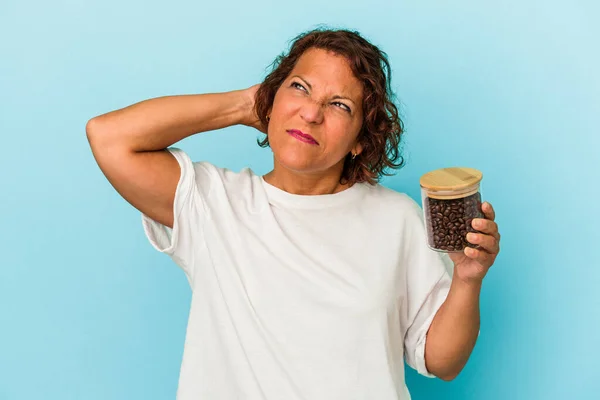 Middle Age Latin Woman Holding Coffee Jar Isolated Blue Background — Fotografia de Stock