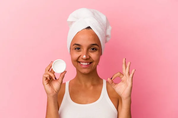 Joven Mujer Raza Mixta Sosteniendo Crema Facial Aislado Sobre Fondo — Foto de Stock