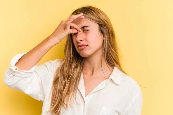 Jonge Kaukasische Blonde Vrouw Geïsoleerd Gele Achtergrond Met Een Hoofdpijn — Stockfoto