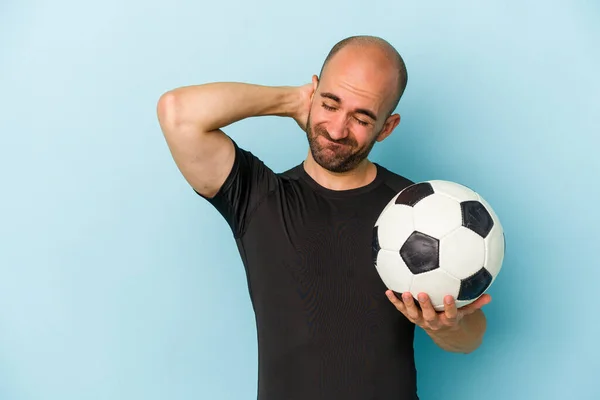 Jonge Business Kale Man Spelen Voetbal Geïsoleerd Blauwe Achtergrond Aanraken — Stockfoto