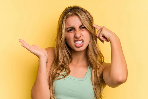 Giovane Donna Bionda Caucasica Isolata Sfondo Giallo Mostrando Gesto Delusione — Foto Stock