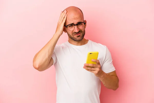 Young Caucasian Bald Man Holding Mobile Phone Isolated Pink Background — Stock Photo, Image