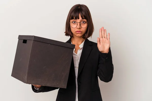 Junge Geschäftsfrau Mit Gemischter Rasse Hält Einen Kasten Isoliert Auf — Stockfoto