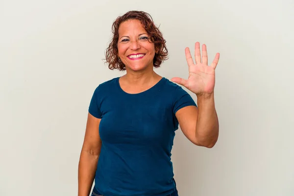 Middelbare Leeftijd Latijn Vrouw Geïsoleerd Witte Achtergrond Lachend Vrolijk Tonen — Stockfoto