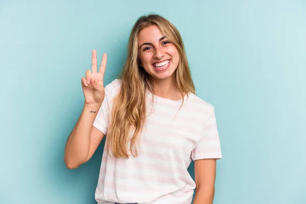 Молода Біла Жінка Ізольована Синьому Фоні Показуючи Знак Перемоги Посміхаючись — стокове фото
