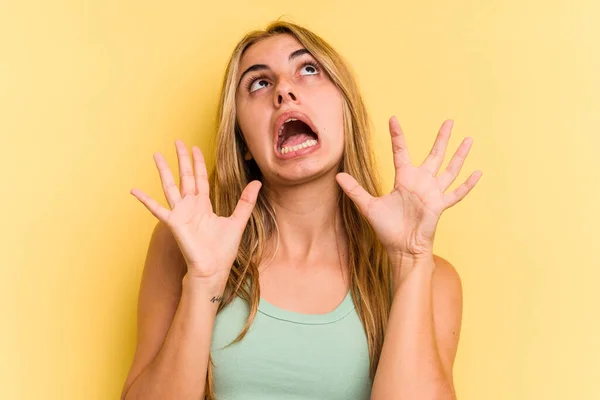 Giovane Donna Bionda Caucasica Isolata Sfondo Giallo Urlando Cielo Alzando — Foto Stock