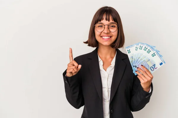 Jonge Gemengde Ras Zakenvrouw Met Een Bankbiljetten Geïsoleerd Witte Achtergrond — Stockfoto