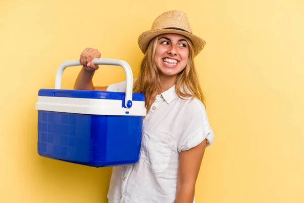 Jeune Femme Caucasienne Tenant Réfrigérateur Isolé Sur Fond Jaune Regarde — Photo