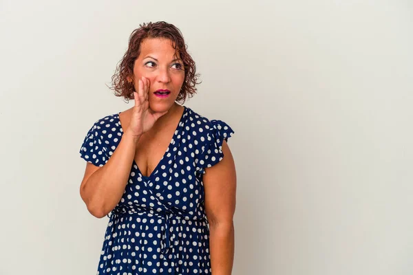 Middelbare Latijnse Vrouw Geïsoleerd Witte Achtergrond Zegt Een Geheim Warm — Stockfoto