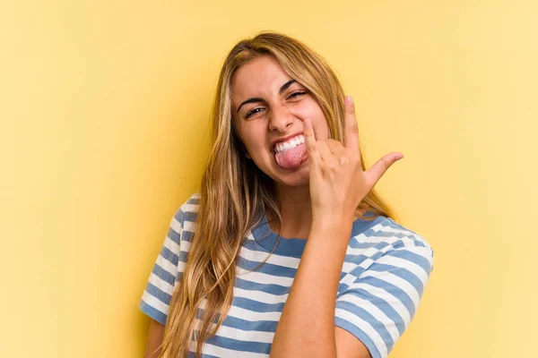 Sarışın Sarı Arka Planda Izole Edilmiş Genç Beyaz Kadın Parmaklarıyla — Stok fotoğraf