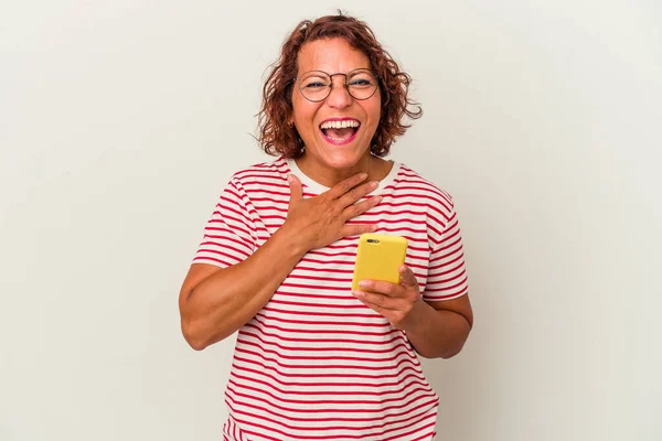 Medelålders Latinamerikansk Kvinna Isolerad Vit Bakgrund Skrattar Högt Hålla Handen — Stockfoto