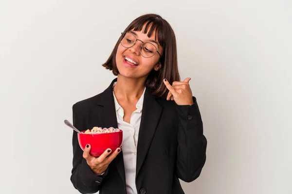 Giovane Donna Affari Razza Mista Mangiare Cereali Isolato Sfondo Bianco — Foto Stock