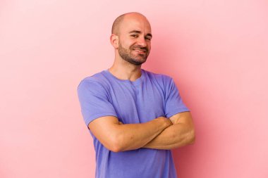 Genç beyaz kel adam pembe arka planda izole edilmiş mutlu, güler yüzlü ve neşeli..