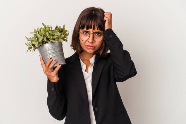 Beyaz arka planda soyutlanmış bir bitki tutan genç melez iş kadını şok olurken, önemli bir toplantıyı hatırladı..