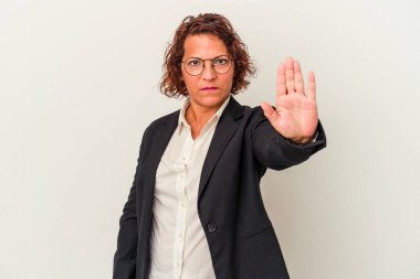 Orta yaşlı Latin iş kadını, beyaz arka planda izole edilmiş, elini uzatmış, dur işareti göstererek seni engelliyor..