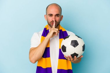 Mavi arka planda izole edilmiş atkı takan genç ve kel bir adam ya sır saklıyor ya da sessizlik istiyor..