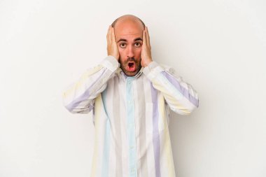 Beyaz arka planda izole genç kel adam şok oldu, o önemli bir toplantı hatırladı.