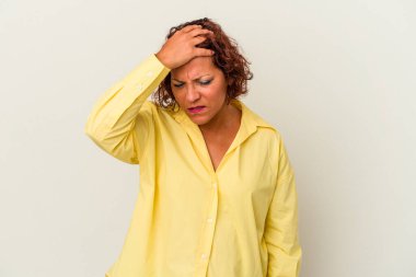 Beyaz arka planda izole edilmiş orta yaşlı Latin bir kadın tapınaklara dokunuyor ve baş ağrısı çekiyor..