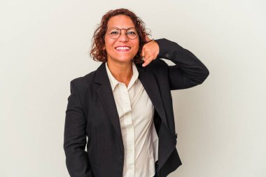 Beyaz arka planda izole edilmiş orta yaşlı Latin iş kadını parmakları olan bir cep telefonu hareketi gösteriyor..