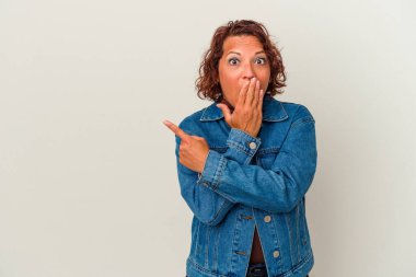 Beyaz arka planda izole edilmiş orta yaşlı Latin bir kadın.